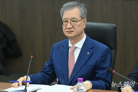 '국내 기름값 인상' 질타 받고 굳은 표정짓는 손주석 석유공사장