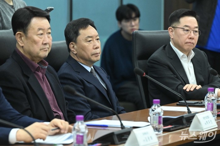 김정훈 석유유통협회장이 9일 오전 서울 중구 대한상공회의소에서 열린 중동상황대응본부 회의 겸 석유시장 점검회의에서 김정관 산업통상부 장관의 모두발언을 경청하고 있다. (왼쪽부터)박주선 석유협회장, 김 석유유통협회장, 송명준 HD현대오일뱅크 사장. 사진=강민석 기자 kms@newsway.co.kr