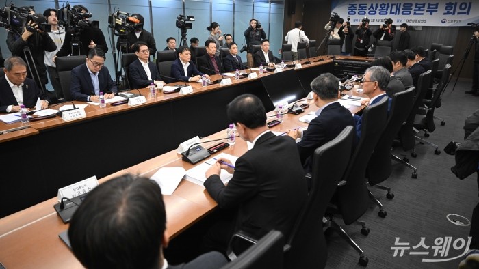 (왼쪽부터)안승배 한국주유소협회장, 김창수 GS칼텍스 부사장, 류열 에스오일 사장, 김종화 SK에너지 사장, 박주선 석유협회장, 김정훈 석유유통협회장, 송명준 HD현대오일뱅크 사장이 9일 오전 서울 중구 대한상공회의소에서 열린 중동상황대응본부 회의 겸 석유시장 점검회의에서 김정관 산업통상부 장관의 모두발언을 경청하고 있다. 사진=강민석 기자 kms@newsway.co.kr