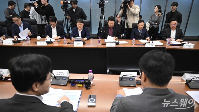 (왼쪽부터)김창수 GS칼텍스 부사장, 류열 에스오일 사장, 김종화 SK에너지 사장, 박주선 석유협회장, 김정훈 석유유통협회장, 송명준 HD현대오일뱅크 사장이 9일 오전 서울 중구 대한상공회의소에서 열린 중동상황대응본부 회의 겸 석유시장 점검회의에서 김정관 산업통상부 장관의 모두발언을 경청하며 자료를 살펴보고 있다. 사진=강민석 기자 kms@newsway.co.kr