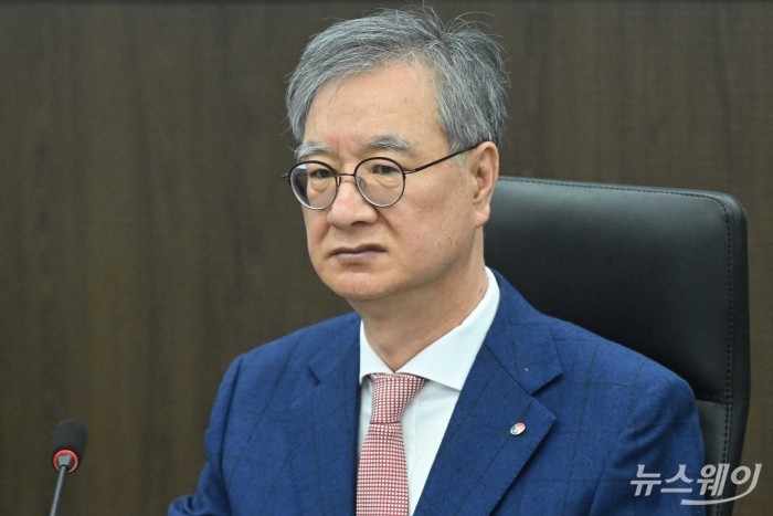 손주석 석유공사장이 9일 오전 서울 중구 대한상공회의소에서 열린 중동상황대응본부 회의 겸 석유시장 점검회의에서 김정관 산업통상부 장관의 모두발언을 경청하며 굳은 표정을 짓고 있다. 사진=강민석 기자 kms@newsway.co.kr