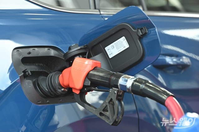 석유 최고가격제 시행 일주일···주유소 기름값 하락 전환