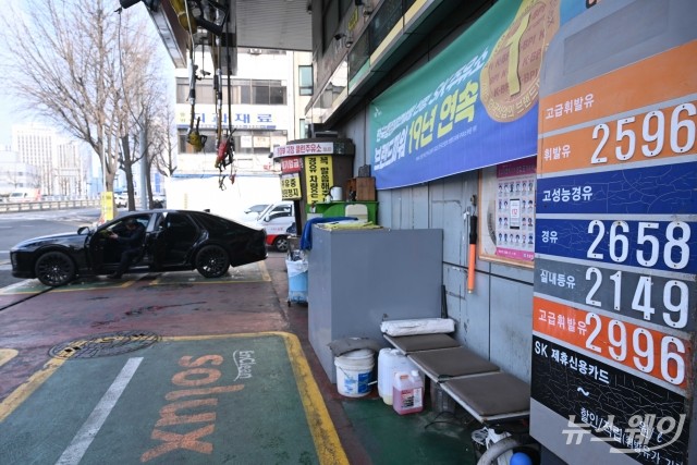 사흘째 내린 기름값···하락 속도는 주춤