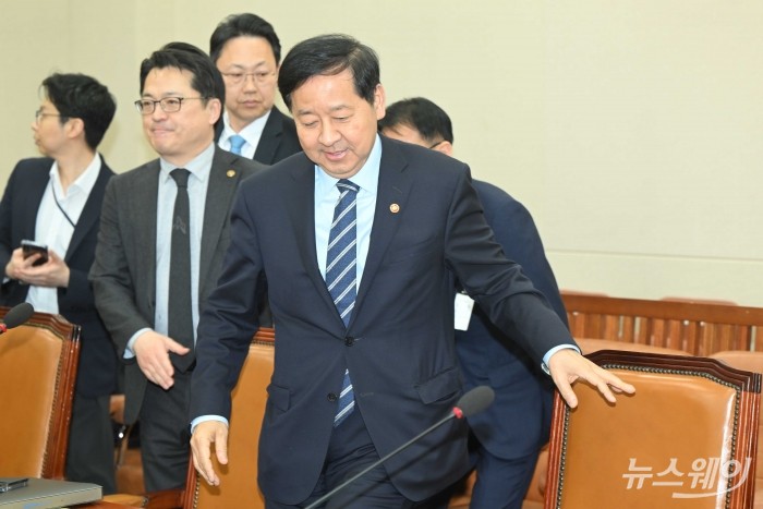 구윤철 경제부총리 겸 재정경제부 장관이 9일 오후 서울 여의도 국회 대미투자특별법처리를위한특별위원회 전체회의에 참석하기 위해 자리로 이동하고 있다. 사진=강민석 기자 kms@newsway.co.kr