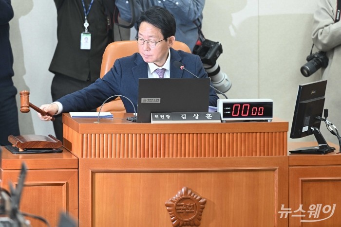 김상훈 대미투자특위원장이 9일 오후 서울 여의도 국회 대미투자특별법 처리를 위한 특별위원회 전체회의에서 의사봉을 두드리고 있다. 사진=강민석 기자 kms@newsway.co.kr