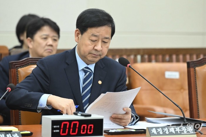 구윤철 경제부총리 겸 재정경제부 장관이 9일 오후 서울 여의도 국회 대미투자특별법처리를위한특별위원회 전체회의에서 의원의 질의에서 자료를 살펴보고 있다. 사진=강민석 기자 kms@newsway.co.kr