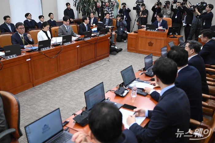 김상훈 위원장이 9일 오후 서울 여의도 국회 대미투자특별법처리를위한특별위원회 전체회의에서 산회를 하기 위해 의사봉을 두드리고 있다. 사진=강민석 기자 kms@newsway.co.kr