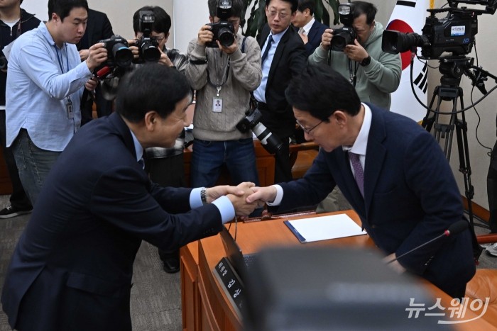 (왼쪽)구윤철 경제부총리 겸 재정경제부 장관과 김상훈 대미투자특위원장이 9일 오후 서울 여의도 국회 대미투자특별법처리를위한특별위원회 전체회의에서 산회 후 악수를 하고 있다. 사진=강민석 기자 kms@newsway.co.kr