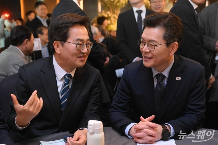 (왼쪽)김동연 경기지사와 더불어민주당 서울시장 예비후보인 정원오 전 성동구청장이 10일 오전 서울 여의도 한국노총에서 열린 한국노총 창립 80주년 기념식에서 대화를 하고 있다. 사진=강민석 기자 kms@newsway.co.kr