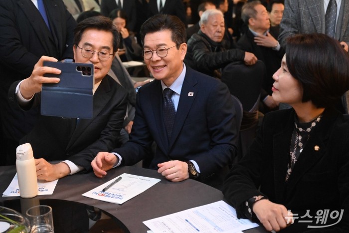 (왼쪽부터)김동연 경기지사와 더불어민주당 서울시장 예비후보인 정원오 전 성동구청장, 한정애 더불어민주당 의원이 10일 오전 서울 여의도 한국노총에서 열린 한국노총 창립 80주년 기념식에 참석해 휴대폰으로 사진을 찍고 있다. 사진=강민석 기자 kms@newsway.co.kr