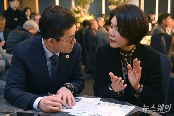 (왼쪽)더불어민주당 서울시장 예비후보인 정원오 전 성동구청장과 한정애 더불어민주당 의원이 10일 오전 서울 여의도 한국노총에서 열린 한국노총 창립 80주년 기념식에 참석해 대화하고 있다. 사진=강민석 기자 kms@newsway.co.kr