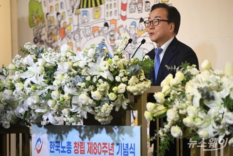 축사 전하는 이동근 경총 상근부회장