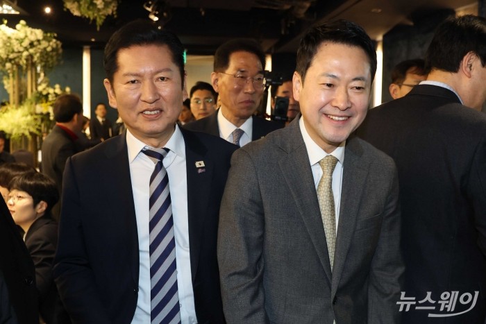 (왼쪽)정청래 더불어민주당 대표와 장동혁 국민의힘 대표가 10일 오전 서울 여의도 한국노총에서 열린 한국노총 창립 80주년 기념식에 참석하기 위해 이동하고 있다. 사진=강민석 기자 kms@newsway.co.kr