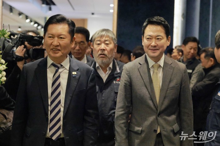 (왼쪽부터)정청래 더불어민주당 당대표와 김동명 한국노총 위원장, 장동혁 국민의힘 당대표가 10일 오전 서울 여의도 한국노총에서 열린 한국노총 창립 80주년 기념식에 참석하기 위해 이동하고 있다. 사진=강민석 기자 kms@newsway.co.kr