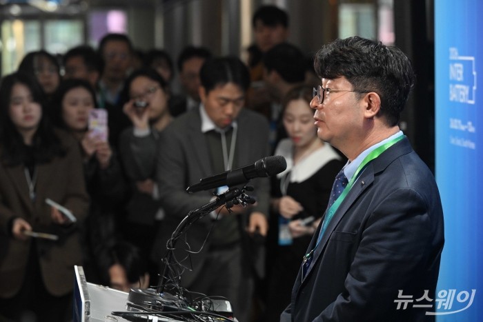 엄기천 한국배터리협회장 겸 포스코퓨처엠 대표이사가 11일 오전 서울 강남구 코엑스에서 열린 인터배터리 2026 개막식에 참석하기 앞서 취재진의 질문에 답변하고 있다. 사진=강민석 기자 kms@newsway.co.kr