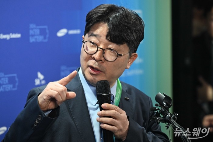 엄기천 한국배터리협회장 겸 포스코퓨처엠 대표이사가 11일 오전 서울 강남구 코엑스에서 열린 인터배터리 2026 개막식에 참석하기 앞서 취재진의 질문에 답변하고 있다. 사진=강민석 기자 kms@newsway.co.kr