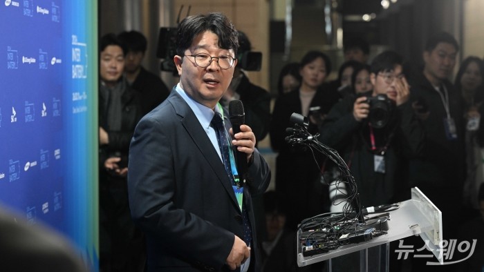 엄기천 한국배터리협회장 겸 포스코퓨처엠 대표이사가 11일 오전 서울 강남구 코엑스에서 열린 인터배터리 2026 개막식에 참석하기 앞서 취재진의 질문에 답변하고 있다. 사진=강민석 기자 kms@newsway.co.kr