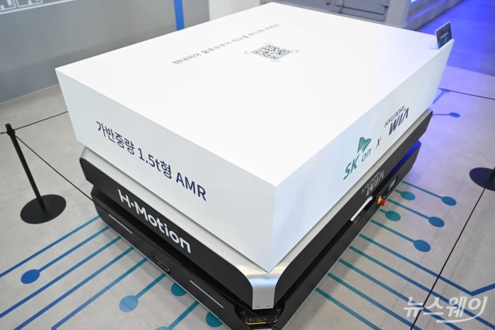 SK온이 11일 오전 서울 강남구 코엑스에서 열린 인터배터리 2026 개막식에 마련된 부스에서 하이니켈 삼원계 배터리가 탑재된 현대위아 물류로봇을 전시하고 있다. 사진=강민석 기자 kms@newsway.co.kr