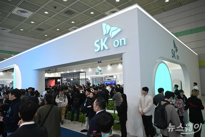 인터배터리 2026이 개막한 11일 오전 서울 강남구 코엑스에서 관람객들이 SK온 부스를 찾아 전시를 둘러보고 있다. 사진=강민석 기자 kms@newsway.co.kr