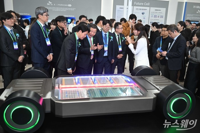 엄기천 한국배터리협회장 겸 포스코퓨처엠 대표이사, 이철규 산업통상자원중소벤처기업위원회 위원장, 박기수 SK온 미래기술원장, 최익규 삼성SDI 부사장, 허재홍 엘앤에프 대표이사를 비롯한 내빈들이 11일 오전 서울 강남구 코엑스에서 열린 인터배터리 2026 개막식에서 SK온 부스를 찾아 냉각기술이 탑재된 'Immersion cooling 모형자동차'에 대한 설명을 경청하고 있다. 사진=강민석 기자 kms@newsway.co.kr