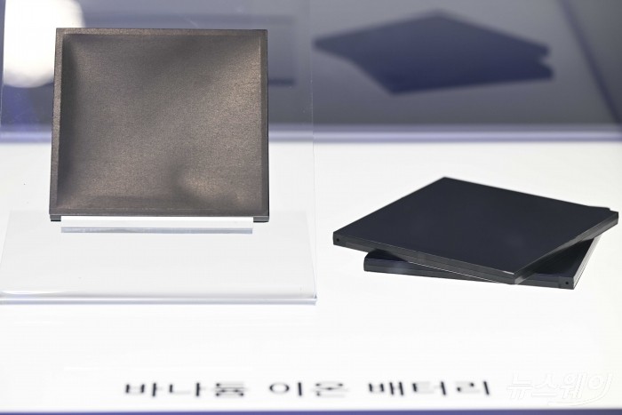 SK온이 11일 오전 서울 강남구 코엑스에서 열린 인터배터리 2026 개막식에 마련된 부스에서 바나듐 이온 배터리를 전시하고 있다. 사진=강민석 기자 kms@newsway.co.kr