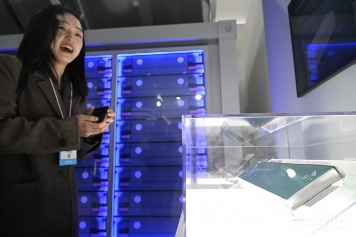 SK온이 11일 오전 서울 강남구 코엑스에서 열린 인터배터리 2026 개막식에 마련된 부스에서 황화물계 전고체 배터리를 전시하고 있다. 사진=강민석 기자 kms@newsway.co.kr