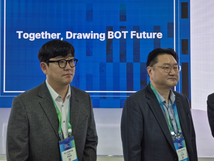 11일 서울 코엑스에서 열린 '인터배터리 2026' 행사에서 남상철 포스코퓨처엠 센터장, 유승재 센터장이 기술을 설명하고 있다. (사진=고지혜 기자)