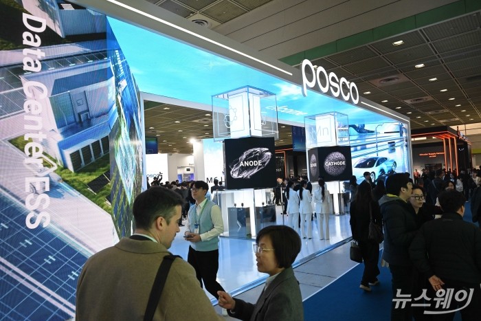 인터배터리 2026이 개막한 11일 오전 서울 강남구 코엑스에서 관람객들이 포스코그룹 부스를 찾아 둘러보고 있다. 사진=강민석 기자 kms@newsway.co.kr