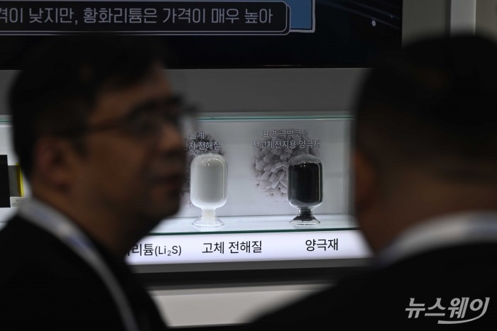 포스코그룹이 11일 오전 서울 강남구 코엑스에서 열린 인터배터리 2026 개막식에 마련된 포스코퓨처엠 부스에서 양극재, 고체 전해질 등을 전시하고 있다. 사진=강민석 기자 kms@newsway.co.kr