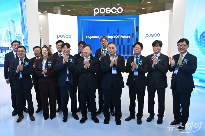 엄기천 한국배터리협회장 겸 포스코퓨처엠 대표이사, 이철규 산업통상자원중소벤처기업위원회 위원장을 비롯한 내빈들이 11일 오전 서울 강남구 코엑스에서 열린 인터배터리 2026 개막식에 마련된 포스코퓨처엠 부스에서 기념촬영을 하고 있다. 사진=강민석 기자 kms@newsway.co.kr