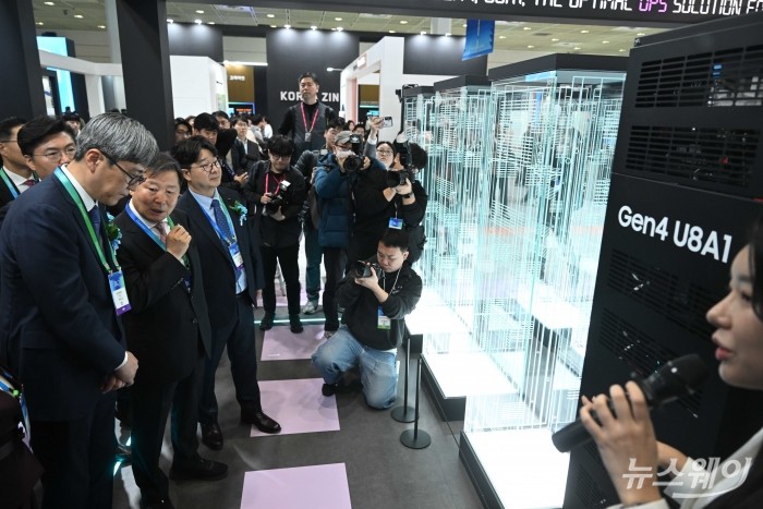 엄기천 한국배터리협회장 겸 포스코퓨처엠 대표이사, 이철규 산업통상자원중소벤처기업위원회 위원장, 최익규 삼성SDI 부사장을 비롯한 내빈들이 직원으로부터 UPS(무정전 전원장치)용 배터리 'U8A1' 관련 설명을 경청하고 있다. 사진=강민석 기자 kms@newsway.co.kr