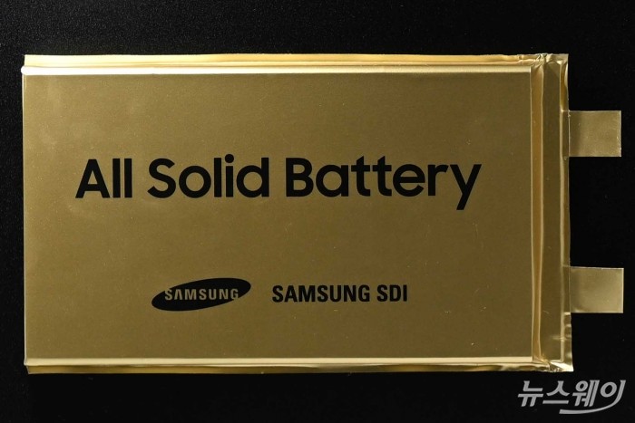 삼성SDI가 11일 오전 서울 강남구 코엑스에서 열린 인터배터리 2026 개막식에 마련된 부스에서 AI로봇용 전고체 배터리 'All Solid Battery'를 첫 공개하고 있다. 사진=강민석 기자 kms@newsway.co.kr