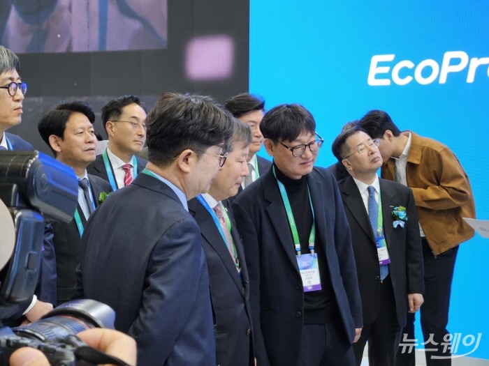 최문호 에코프로비엠 대표(오른쪽). 사진=전소연 기자