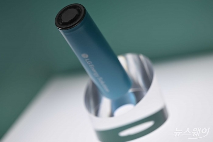 LG에너지솔루션이 11일 오전 서울 강남구 코엑스에서 열린 인터배터리 2026 개막식에 마련된 부스에서 '2170 원통형 셀'을 전시하고 있다. 사진=강민석 기자 kms@newsway.co.kr