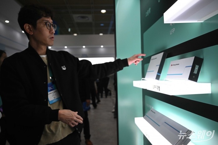 LG에너지솔루션이 11일 오전 서울 강남구 코엑스에서 열린 인터배터리 2026 개막식에 마련된 부스에서 LFP 각형을 전시하고 있다. 사진=강민석 기자 kms@newsway.co.kr