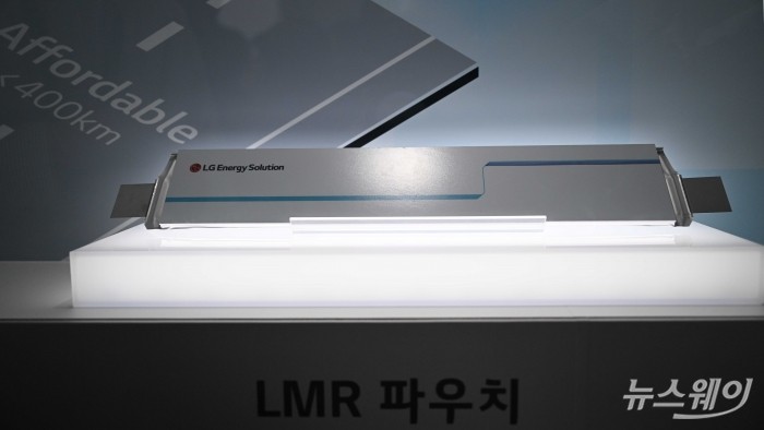 LG에너지솔루션이 11일 오전 서울 강남구 코엑스에서 열린 인터배터리 2026 개막식에 마련된 부스에서 LMR 파우치를 전시하고 있다. 사진=강민석 기자 kms@newsway.co.kr