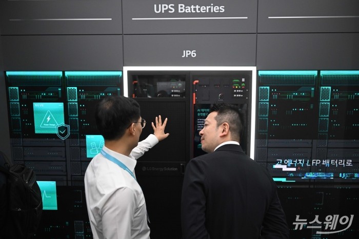 LG에너지솔루션이 11일 오전 서울 강남구 코엑스에서 열린 인터배터리 2026 개막식에 마련된 부스에서 LFP 기반의 차세대 JP6 UPS용 랙 시스템을 전시하고 있다. 사진=강민석 기자 kms@newsway.co.kr