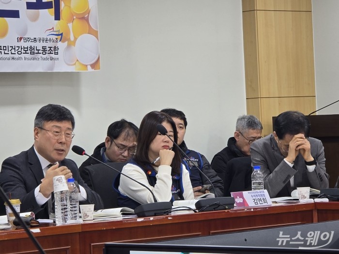 국회의원회관에서 11일 열린 '건강보험 중심 약가제도 개편을 통한 재정 지속가능성 확보' 토론회에서 이재국 한국제약바이오 협회 부회장(왼쪽에서 첫 번째)이 발언하고 있다. 사진=이병현 기자