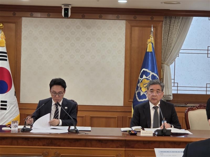 장재훈 현대자동차 부회장(오른쪽)이 11일 오전 서울 종로구 정부서울청사에서 열린 김민석 국무총리(왼쪽) 주재 새만금·전북 대혁신TF 킥오프 회의에 참석해 있다. 사진=현대차그룹 제공