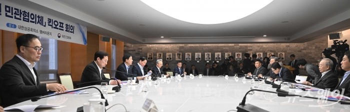 (왼쪽 세 번째)구윤철 경제부총리 겸 재정경제부 장관이 12일 오전 서울 중구 대한상공회의소에서 열린 기업혁신 지원 민관협의체 킥오프 회의에서 모두발언을 하고 있다. 사진=강민석 기자 kms@newsway.co.kr