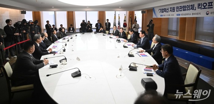 (오른쪽 세 번째)최태원 대한상공회의소 회장이 12일 오전 서울 중구 대한상공회의소에서 열린 기업혁신 지원 민관협의체 킥오프 회의에서 모두발언을 하고 있다. 사진=강민석 기자 kms@newsway.co.kr