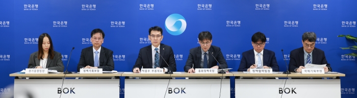 12일 오전 서울 중구 한국은행에서 열린 통화신용정책보고서(2026년 3월) 기자설명회. 사진 왼쪽부터 이지은 경기동향팀장, 김병국 정책기획부장, 박종우 부총재보, 최창호 통화정책국장, 박주하 정책협력팀장, 유재현 국제기획부장 (사진= 한국은행)