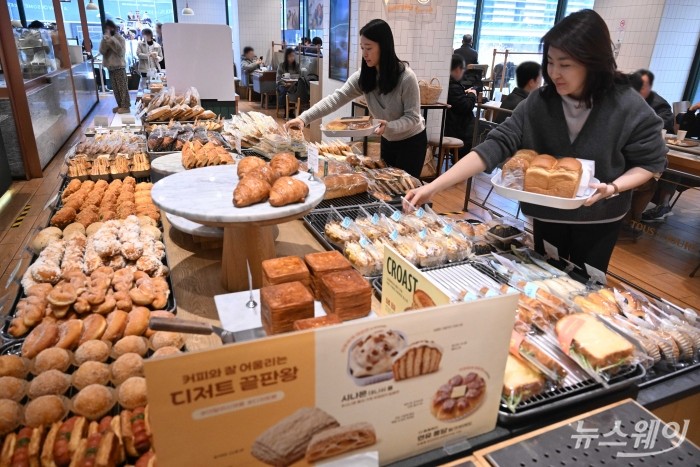 뚜레쥬르가 빵·케이크 등 17종 제품의 공급가를 평균 8.2% 인하한 12일 서울 시내 한 매장에서 고객들이 제품을 구매하고 있다. 이번 가격 인하는 정부의 민생 물가 안정 기조에 동참하기 위한 목적을 갖는다. 사진=강민석 기자 kms@newsway.co.kr