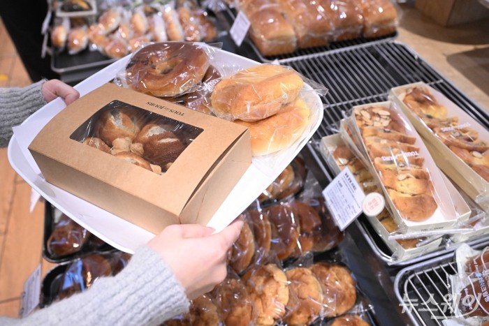 뚜레쥬르가 빵·케이크 등 17종 제품의 공급가를 평균 8.2% 인하한 12일 서울 시내 한 매장에서 고객이 제품을 구매하고 있다. 이번 가격 인하는 정부의 민생 물가 안정 기조에 동참하기 위한 목적을 갖는다. 사진=강민석 기자 kms@newsway.co.kr