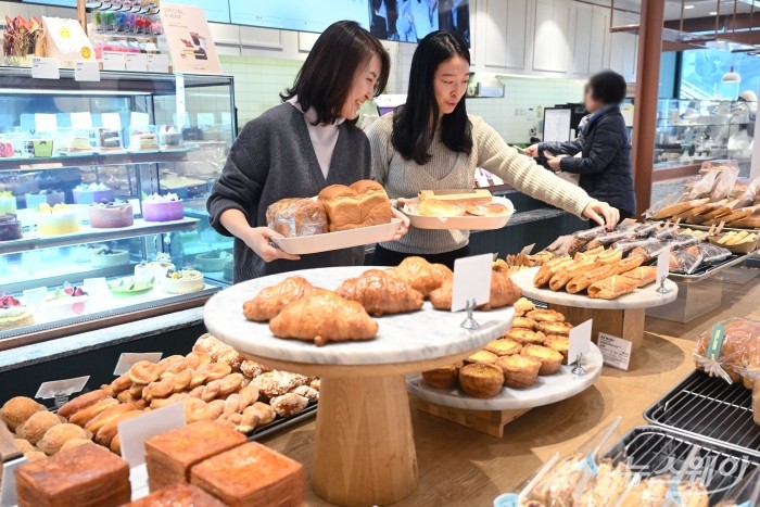 뚜레쥬르가 빵·케이크 등 17종 제품의 공급가를 평균 8.2% 인하한 12일 서울 시내 한 매장에서 고객들이 제품을 구매하고 있다. 이번 가격 인하는 정부의 민생 물가 안정 기조에 동참하기 위한 목적을 갖는다.사진=강민석 기자 kms@newsway.co.kr