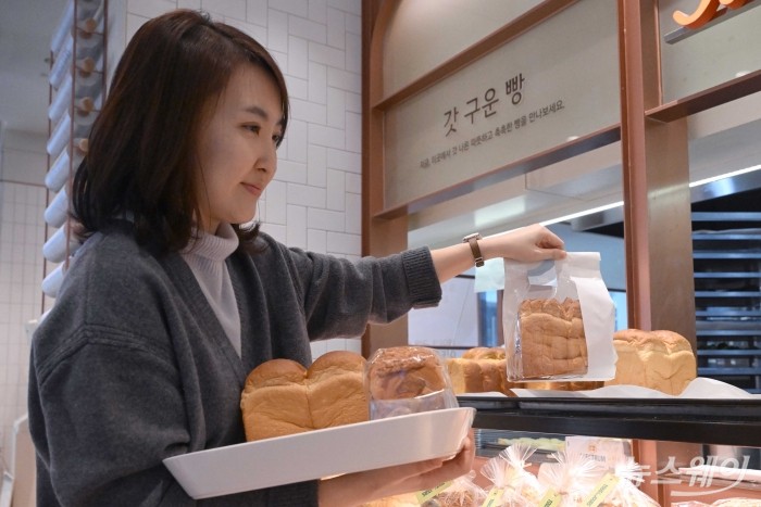 뚜레쥬르가 빵·케이크 등 17종 제품의 공급가를 평균 8.2% 인하한 12일 서울 시내 한 매장에서 고객이 제품을 구매하고 있다. 이번 가격 인하는 정부의 민생 물가 안정 기조에 동참하기 위한 목적을 갖는다. 사진=강민석 기자 kms@newsway.co.kr