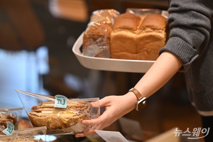 뚜레쥬르가 빵·케이크 등 17종 제품의 공급가를 평균 8.2% 인하한 12일 서울 시내 한 매장에서 고객이 제품을 구매하고 있다. 이번 가격 인하는 정부의 민생 물가 안정 기조에 동참하기 위한 목적을 갖는다.사진=강민석 기자 kms@newsway.co.kr