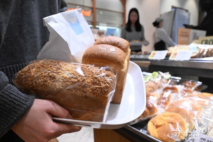 뚜레쥬르가 빵·케이크 등 17종 제품의 공급가를 평균 8.2% 인하한 12일 서울 시내 한 매장에서 고객들이 제품을 구매하고 있다. 이번 가격 인하는 정부의 민생 물가 안정 기조에 동참하기 위한 목적을 갖는다. 사진=강민석 기자 kms@newsway.co.kr