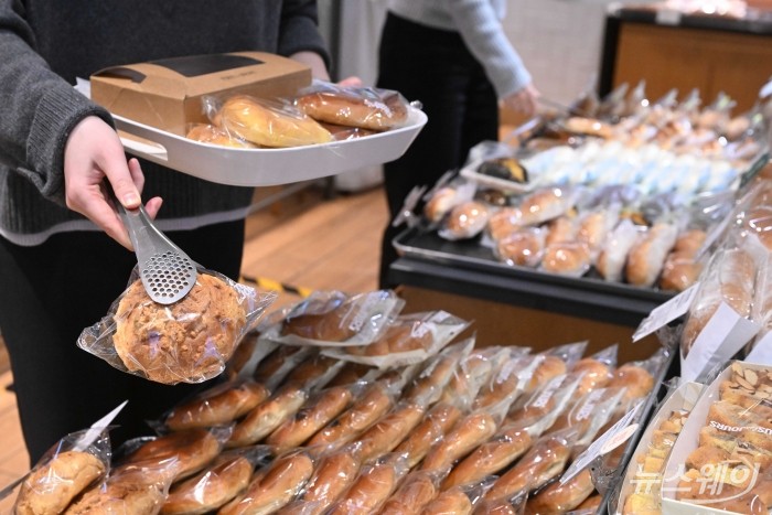 뚜레쥬르가 빵·케이크 등 17종 제품의 공급가를 평균 8.2% 인하한 12일 서울 시내 한 매장에서 고객들이 제품을 구매하고 있다. 이번 가격 인하는 정부의 민생 물가 안정 기조에 동참하기 위한 목적을 갖는다. 사진=강민석 기자 kms@newsway.co.kr