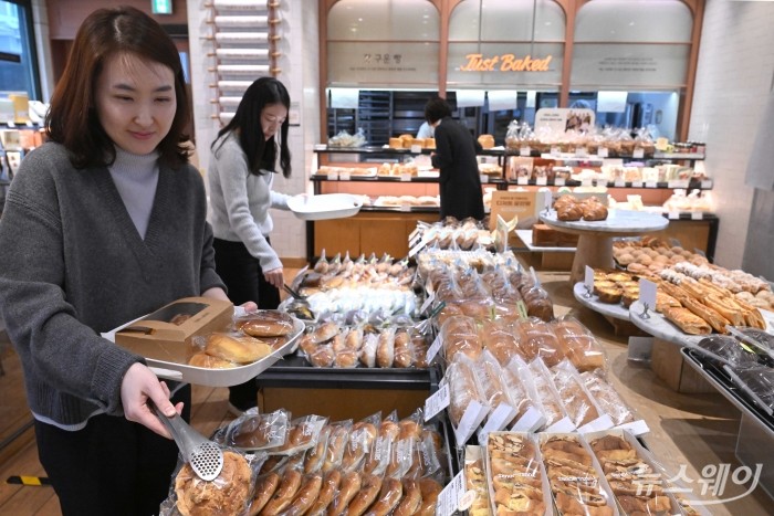 뚜레쥬르가 빵·케이크 등 17종 제품의 공급가를 평균 8.2% 인하한 12일 서울 시내 한 매장에서 고객들이 제품을 구매하고 있다. 이번 가격 인하는 정부의 민생 물가 안정 기조에 동참하기 위한 목적을 갖는다. 사진=강민석 기자 kms@newsway.co.kr